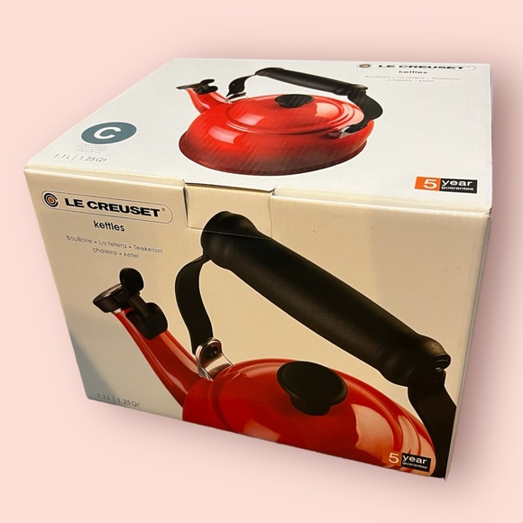 Le Creuset 1.25 Qt Lotus Tea Kettle Whistling Limited Edition (Caribbean) - Picture 5 of 5